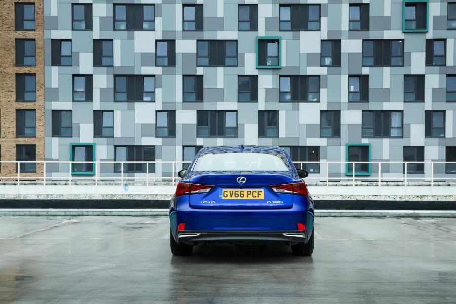  Lexus IS300h F-Sport 2016 года  (UK) (фото 4 из 17)